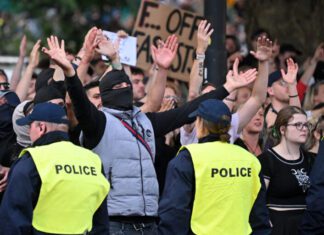 Συμπλοκές στο Ηνωμένο Βασίλειο μετά τον θάνατο τριών κοριτσιών