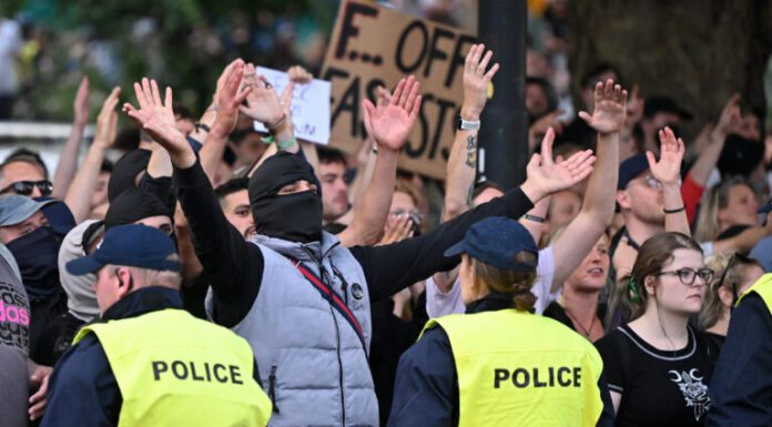 Συμπλοκές στο Ηνωμένο Βασίλειο μετά τον θάνατο τριών κοριτσιών