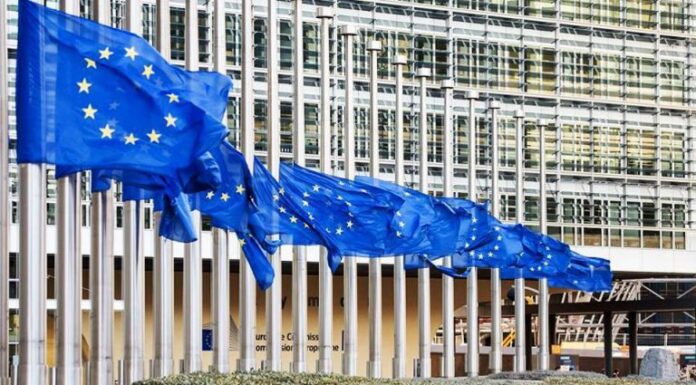 Κομισιόν: Ζητά επιτάχυνση των μεταρρυνθμίσεων για Αλβανία και Βόρεια Μακεδονία