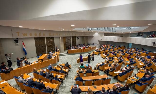 Παραίτηση Nora Achahbar: Καταγγελίες για ρατσιστικά σχόλια και κρίση στην Ολλανδική κυβέρνηση.