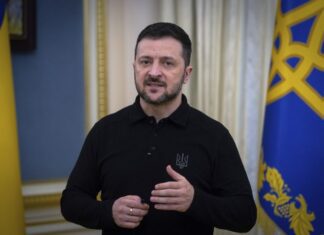 Ο Ζελένσκι ζητά διεθνή πίεση για κατάπαυση πυρός μετά το μακελειό της Τρίτης.