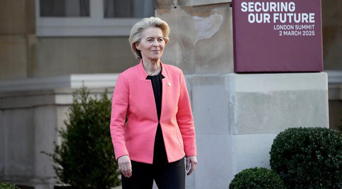 Ούρσουλα φον ντερ Λάιεν: Ανάγκη ο αμυντικός εξοπλισμός της Ευρώπης