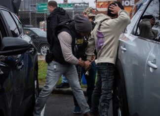 ΗΠΑ: Σε ομαδικές απελάσεις προχωρεί η κυβέρνηση