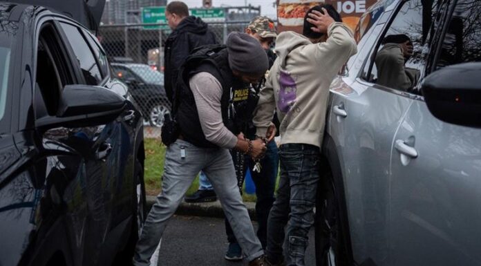 ΗΠΑ: Σε ομαδικές απελάσεις προχωρεί η κυβέρνηση