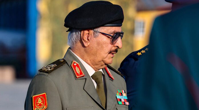 Χαφτάρ: Ανεπιθύμητοι υπουργοί Ελλάδας, Ιταλίας, Μάλτας και ο Επίτροπος Μετανάστευσης της Ε.Ε.