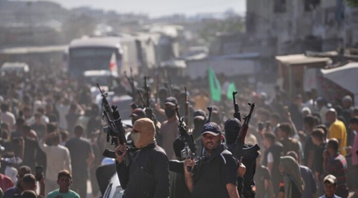 Η Χαμάς επιστρέφει τις σορούς τεσσάρων ομήρων – Το Ισραήλ ανοίγει το πέρασμα στη Ράφα, ενώ ο Νετανιάχου επιμένει: «Αφοπλισμός ή κόλαση»