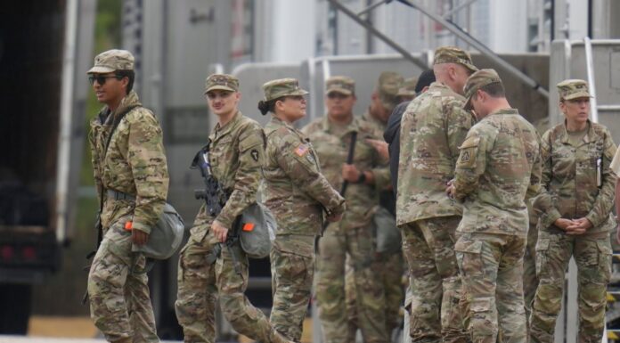 Ένταση στο Σικάγο: Η Εθνοφρουρά αναπτύχθηκε για τις επιχειρήσεις κατά των μεταναστών