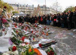 Παρίσι: Δέκα Χρόνια από τις Τρομοκρατικές Επιθέσεις της 13ης Νοεμβρίου – Μνήμη, Συγκίνηση και Αντοχή