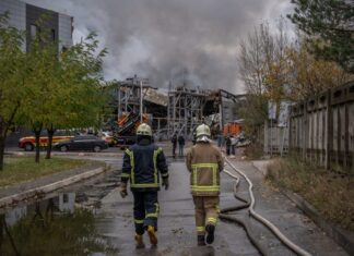 Μαζική Νυχτερινή Επίθεση στο Κίεβο: Τέσσερις Νεκροί και Δεκάδες Τραυματίες