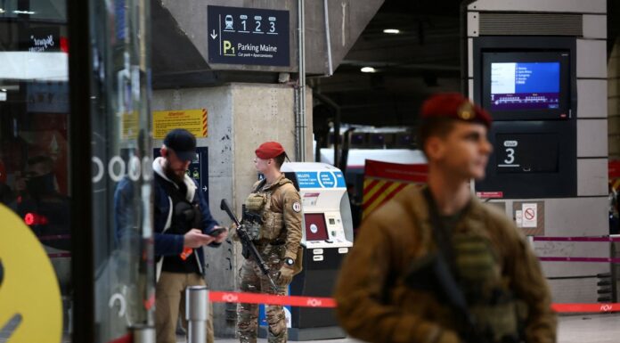 Πυροβολισμός και εκκένωση στον σταθμό Μονπαρνάς μετά από απειλή με μαχαίρι