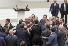 Καβγάς και ξύλο στην Τουρκική Βουλή κατά την έγκριση του προϋπολογισμού