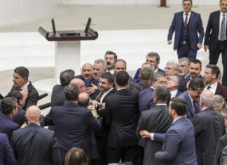 Καβγάς και ξύλο στην Τουρκική Βουλή κατά την έγκριση του προϋπολογισμού