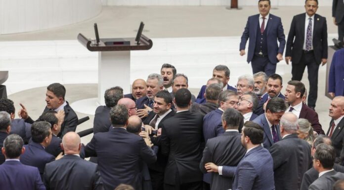Καβγάς και ξύλο στην Τουρκική Βουλή κατά την έγκριση του προϋπολογισμού