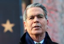 Ο Μπέσεντ καλεί τους Ευρωπαίους σε αυτοσυγκράτηση για τους δασμούς και συζητήσεις για τη Γροιλανδία