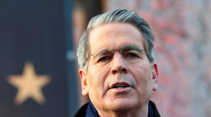 Ο Μπέσεντ καλεί τους Ευρωπαίους σε αυτοσυγκράτηση για τους δασμούς και συζητήσεις για τη Γροιλανδία