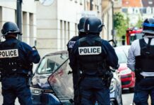 Επίθεση με αιχμηρό αντικείμενο σε προαστιακό του Παρισιού – Δύο τραυματίες