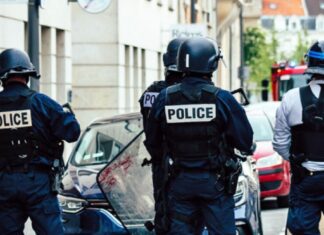 Επίθεση με αιχμηρό αντικείμενο σε προαστιακό του Παρισιού – Δύο τραυματίες