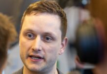 Ο πρωθυπουργός της Γροιλανδίας προκρίνει τη διπλωματία στο ζήτημα του νησιού