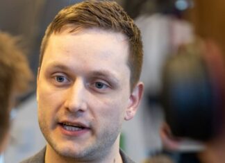 Ο πρωθυπουργός της Γροιλανδίας προκρίνει τη διπλωματία στο ζήτημα του νησιού