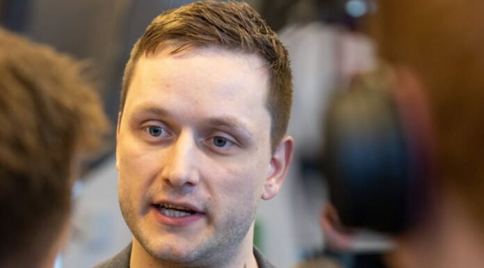 Ο πρωθυπουργός της Γροιλανδίας προκρίνει τη διπλωματία στο ζήτημα του νησιού