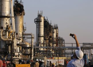 Σαουδική Αραβία: Επίθεση με drones αναγκάζει σε προσωρινό κλείσιμο το διυλιστήριο Ras Tanura