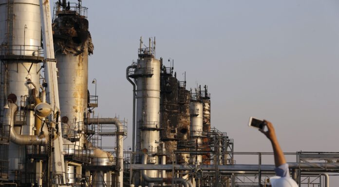 Σαουδική Αραβία: Επίθεση με drones αναγκάζει σε προσωρινό κλείσιμο το διυλιστήριο Ras Tanura
