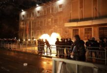 Χιλιάδες στους δρόμους των Τιράνων ζητούν αλλαγή κυβέρνησης