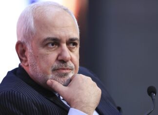 Ο πρώην υπουργός Εξωτερικών Ζαρίφ υποστηρίζει ότι η Τεχεράνη οφείλει να προχωρήσει σε συμφωνία με τις ΗΠΑ για να τελειώσει ο πόλεμος.