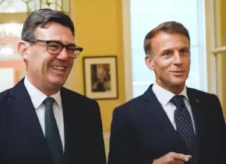 Μακρόν στο Λονδίνο: Πρώτη συνάντηση με Μπέρναμ.